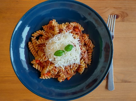 Tuna pasta with tomato sauce