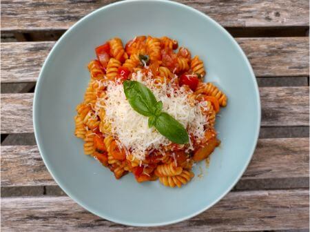 Veggie pasta with carrots, bell peppers and tomato sauce